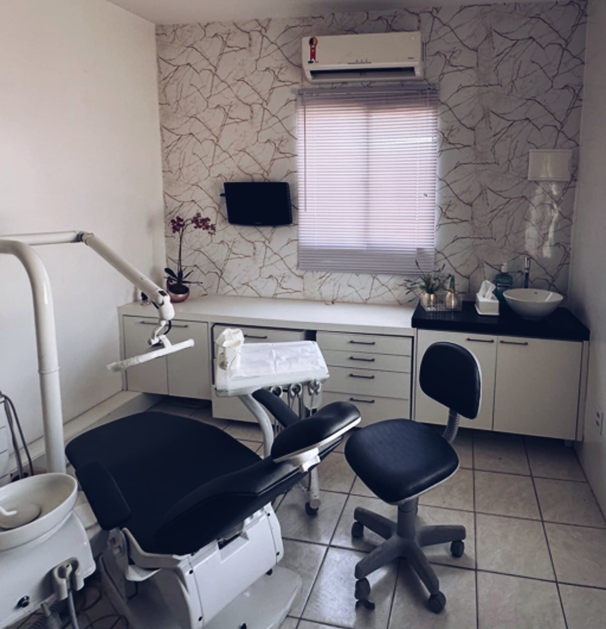 Consultório odontológico da Visage com cadeira e equipamentos