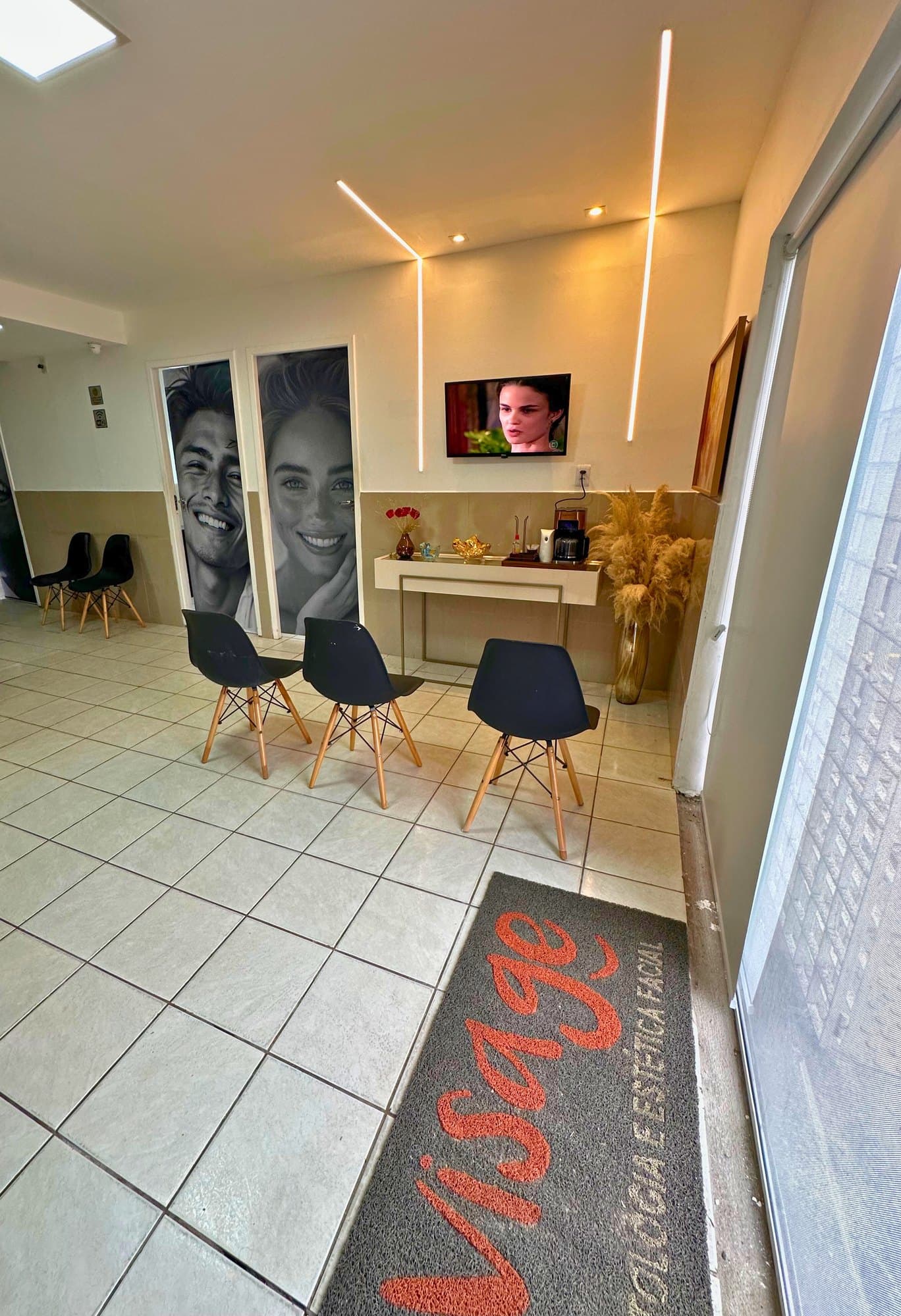 Corredor de espera da Visage com tapete da marca