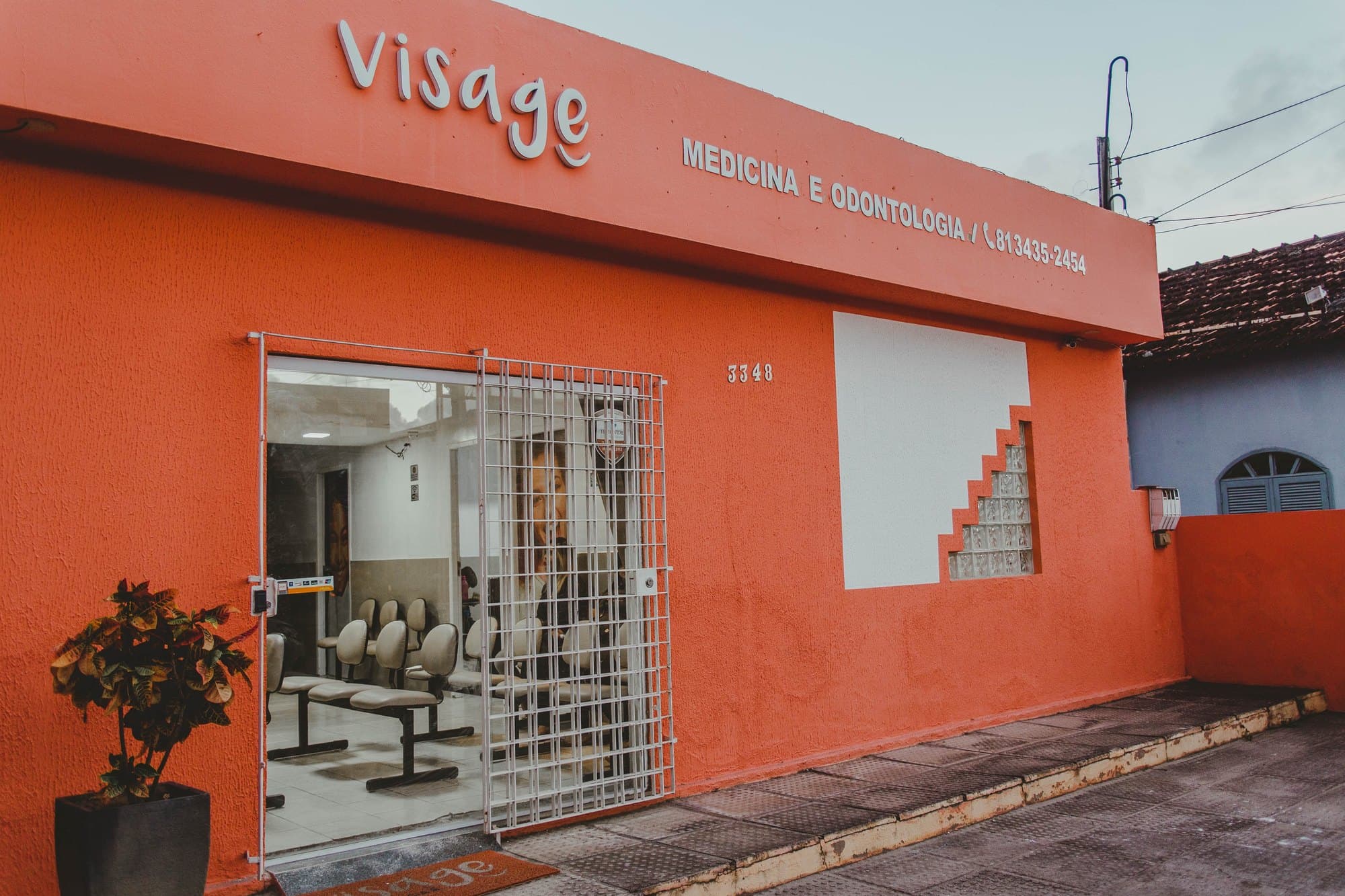 Fachada laranja da Visage Odontologia na Av. Dr. Cláudio José Gueiros Leite, no Janga, Paulista